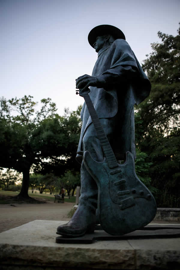 tevie Ray Vaughan の銅像 