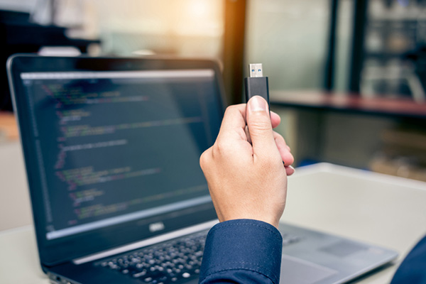 インストール用の AlmaLinux ISO ファイルをダウンロードして、起動用の USB ディスクを作成する手順のイメージ